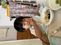 食事をしている子ども