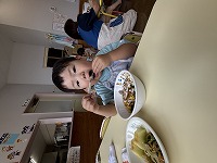 食事をしている子ども