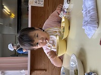 食事をしている子ども