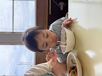 食事をしている子ども