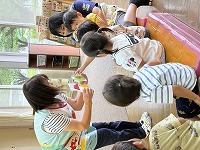 好きな果物を選んでいる様子