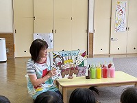 スケッチブックシアターをしている先生