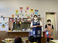 説明をする先生２人