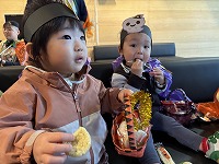開発センターでおやつを食べている子ども