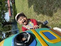 遊具から顔をのぞ男の子男の子