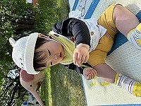 草に触れる女子