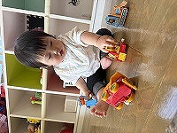 玩具で遊ぶ女の子