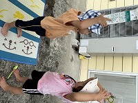 水遊びをしている男の子と女の子