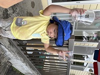 水遊びをしている男の子