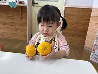 ゆずを触っている子ども