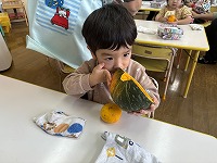 かぼちゃの臭いを体験している子ども