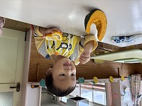 かぼちゃを触っている子ども