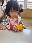 ゆずを触っている子ども