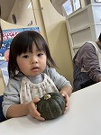 かぼちゃを触っている子ども