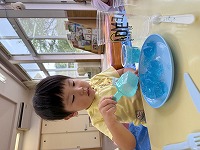 ゼリーの感触遊びを楽しんでいる子ども