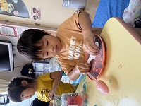 ゼリーの感触遊びを楽しんでいる子ども
