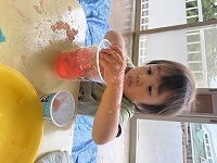 ゼリーの感触遊びを楽しんでいる子ども