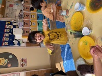 ゼリーの感触遊びを楽しんでいる子ども