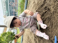 砂遊びをする女の子