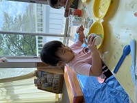 ゼリーの感触遊びを楽しんでいる子ども