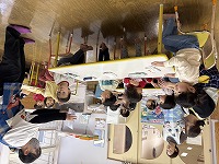 給食の先生の話を聞いている子ども達