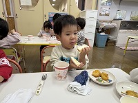 おやつを食べている子ども