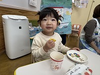 おやつを食べている子ども