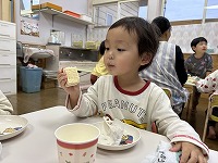 おやつを食べている子ども