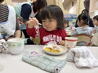 おやつを食べている子ども
