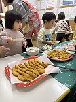 おやつを選んでいる子ども達