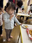 おやつを選んでいる子ども