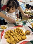 おやつを選んでいる子ども