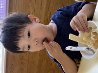 おやつを食べている子ども
