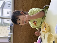 アイスを食べている子ども