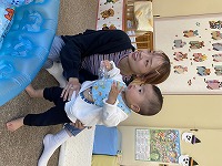 お母さんと一緒に遊んでいる男の子