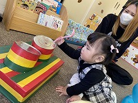 太鼓を叩いて楽しんでいる女の子