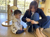 お母さんと一緒に遊んでいる女の子