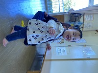 バックを肩にかけて楽しそうに笑っている女の子