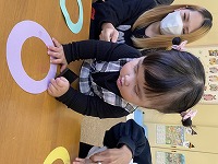 親子でシール貼りを楽しんでいる女の子