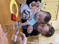 お母さんと一緒にシール貼りを楽しんでいる男の子