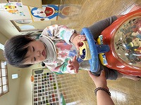 手押し車に乗る女の子