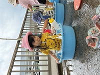 水遊びを楽しむ子ども