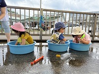 水遊びを楽しむ子ども