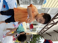 水う遊びを楽しむ子ども