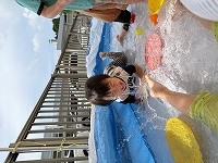 水遊びを楽しむ子ども