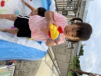 水遊びを楽しむ子ども