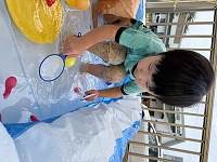 水遊びを楽しむ子ども