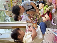 人形のお着替えをしている子ども達