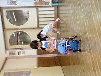 お買物カートを押している男の子