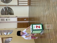 お買物カートを押している女の子